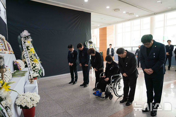 [용인=뉴시스]조문하는 용인시 의원들(사진=용인시의회 제공) 2024.12.31. photo@newsis.com