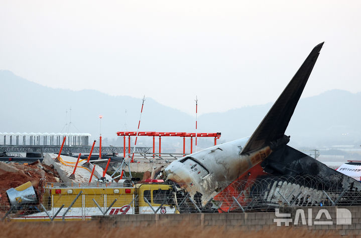 [무안=뉴시스] 이영환 기자 = 31일 오전 전남 무안국제공항 제주항공 여객기 충돌 사고 현장에 사고 여객기와 충돌로 부서진 로컬라이저가 보이고 있다. 2024.12.31. 20hwan@newsis.com