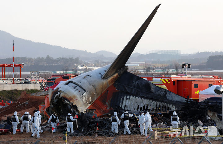 [무안=뉴시스] 이영환 기자 = 31일 오전 전남 무안국제공항 제주항공 여객기 충돌 사고 현장에서 경찰 과학수사대가 현장감식을 하고 있다. 2024.12.31. 20hwan@newsis.com