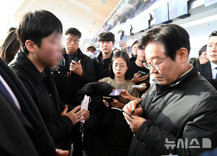 [무안=뉴시스] 김선웅 기자 = 이재명 더불어민주당 대표가 31일 오전 전남 무안국제공항 터미널을 찾아 제주항공 참사 유가족 요구사항을 메모하고 있다. (공동취재) 2024.12.31. photo@newsis.com