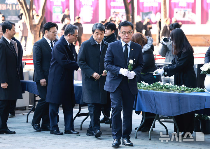 [서울=뉴시스] 조수정 기자 = 최상목 대통령 권한대행 부총리 겸 기획재정부 장관과 국무위원들이 31일 서울시청 본관 앞에 마련된 무안국제공항 제주항공 여객기 참사 희생자 합동분향소를 찾아 헌화를 위해 이동하고 있다. (대통령실통신사진기자단) 2024.12.31. chocrystal@newsis.com