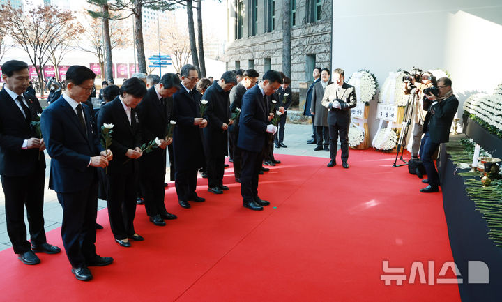 [서울=뉴시스] 조수정 기자 = 최상목 대통령 권한대행 부총리 겸 기획재정부 장관과 국무위원들이 31일 서울시청 본관 앞에 마련된 무안국제공항 제주항공 여객기 참사 희생자 합동분향소를 찾아 헌화하고 있다. (대통령실통신사진기자단) 2024.12.31. chocrystal@newsis.com