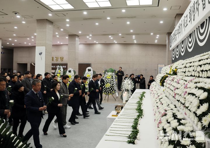[부산=뉴시스] 하경민 기자 = 부산 연제구 부산시청 1층 로비에 마련된 제주항공 여객기 사고 희생자 합동분향소에서 31일 더불어민주당 부산시당 관계자들이 헌화 및 분향을 하고 있다.  부산시는 국가애도기간에 맞춰 내년 1월4일까지 매일 오전 8시~오후 10시 시민들이 분향할 수 있도록 지원할 계획이다. 2024.12.31. yulnetphoto@newsis.com