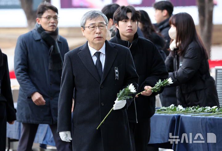 [서울=뉴시스] 고범준 기자 = 정근식 서울시교육감이 31일 서울 중구 서울시청 앞에 마련된 제주항공 여객기 사고 희생자 합동분향소에서 조문하기 위해 이동하고 있다. (공동취재) 2024.12.31. photo@newsis.com