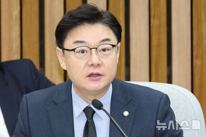 [서울=뉴시스] 권창회 기자 =&nbsp; 31일 오전 서울 여의도 국회에서 열린 윤석열 정부의 비상계엄 선포를 통한 내란 혐의 진상규명 국정조사특별위원회에서 김성원 국민의힘 간사가 인사말을 하고 있다. 2024.12.31. kch0523@newsis.com