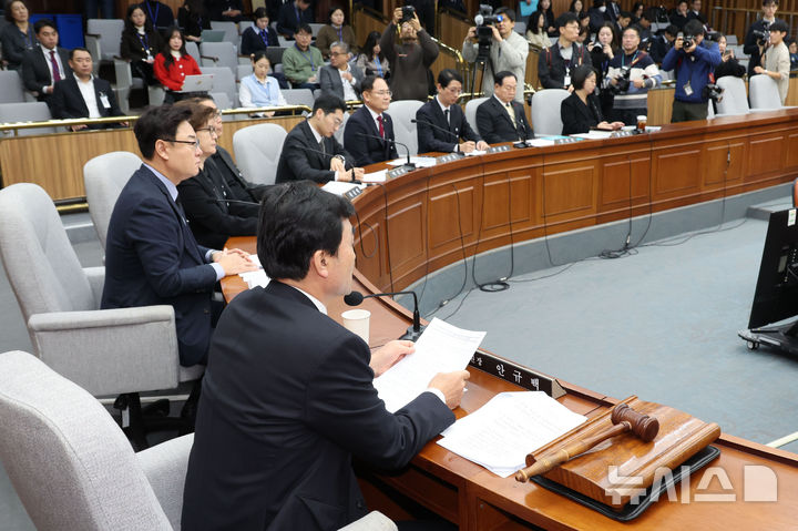 [서울=뉴시스] 권창회 기자 = 지난달 31일 오전 서울 여의도 국회에서 열린 윤석열 정부의 비상계엄 선포를 통한 내란 혐의 진상규명 국정조사특별위원회에서 안규백 위원장이 인사말을 하고 있다. 2024.12.31. kch0523@newsis.com