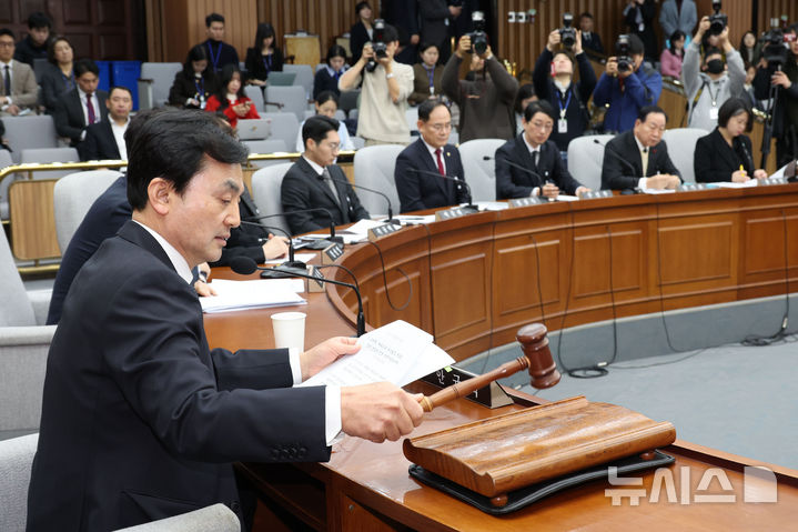 [서울=뉴시스] 권창회 기자 = 31일 오전 서울 여의도 국회에서 열린 윤석열 정부의 비상계엄 선포를 통한 내란 혐의 진상규명 국정조사특별위원회에서 안규백 위원장이 의사봉을 두드리고 있다. 2024.12.31. kch0523@newsis.com