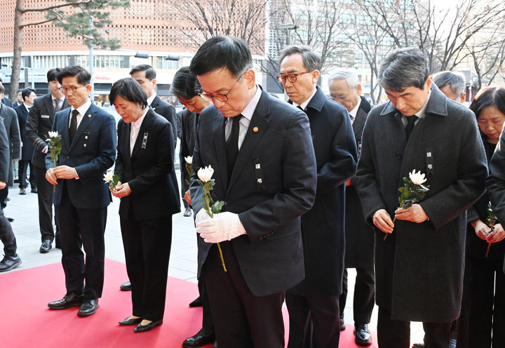 [서울=뉴시스] 조수정 기자 = 최상목 대통령 권한대행 부총리 겸 기획재정부 장관과 국무위원들이 31일 서울시청 본관 앞에 마련된 무안국제공항 제주항공 여객기 참사 희생자 합동분향소를 찾아 헌화에 앞서 묵념하고 있다. (사진=기획재정부 제공) 2024.12.31. photo@newsis.com *재판매 및 DB 금지