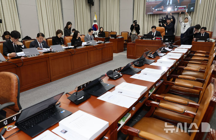 [서울=뉴시스] 권창회 기자 = 31일 오전 서울 여의도 국회에서 열린 국회 운영위원회에서 박찬대 운영위원장이 의사봉을 두드리고 있다. 2024.12.31. kch0523@newsis.com