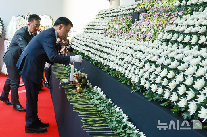 [서울=뉴시스] 조수정 기자 = 최상목 대통령 권한대행 부총리 겸 기획재정부 장관이 국무위원들과 31일 서울시청 본관 앞에 마련된 무안국제공항 제주항공 여객기 참사 희생자 합동분향소를 찾아 분향하고 있다. (대통령실통신사진기자단) 2024.12.31. chocrystal@newsis.com