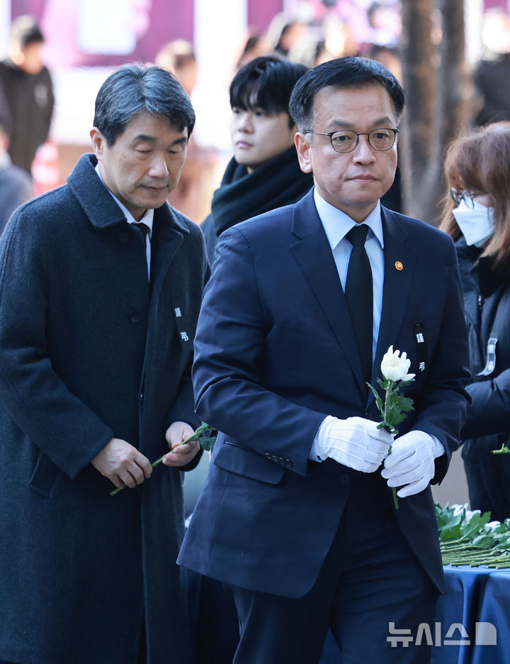 [서울=뉴시스] 조수정 기자 = 최상목 대통령 권한대행 부총리 겸 기획재정부 장관이 이주호 사회부총리 겸 교육부 장관 등 국무위원들과 31일 서울시청 본관 앞에 마련된 무안국제공항 제주항공 여객기 참사 희생자 합동분향소를 찾아 헌화를 위해 이동하고 있다. (대통령실통신사진기자단) 2024.12.31. chocrystal@newsis.com