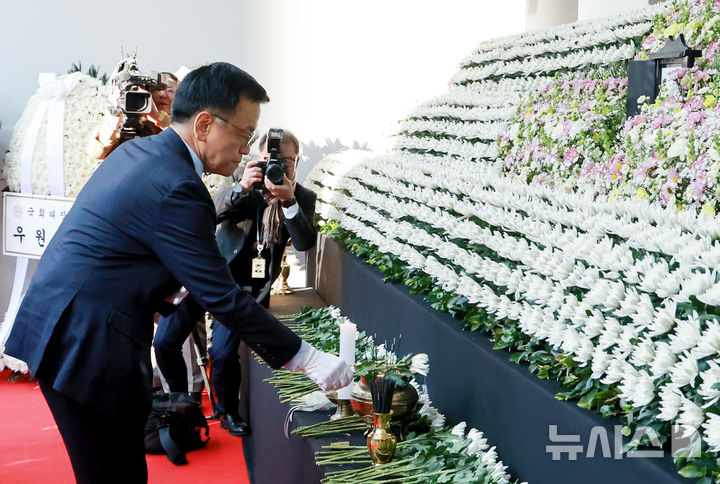 [서울=뉴시스] 조수정 기자 = 최상목 대통령 권한대행 부총리 겸 기획재정부 장관이 31일 서울시청 본관 앞에 마련된 무안국제공항 제주항공 여객기 참사 희생자 합동분향소를 찾아 헌화하고 있다. (대통령실통신사진기자단) 2024.12.31. chocrystal@newsis.com