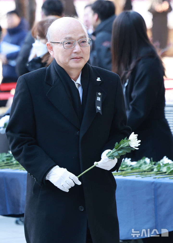 [서울=뉴시스] 조수정 기자 = 안창호 국가안권위원장이 31일 서울시청 본관 앞에 마련된 무안국제공항 제주항공 여객기 참사 희생자 합동분향소를 찾아 헌화하고 있다. (대통령실통신사진기자단) 2024.12.31. chocrystal@newsis.com