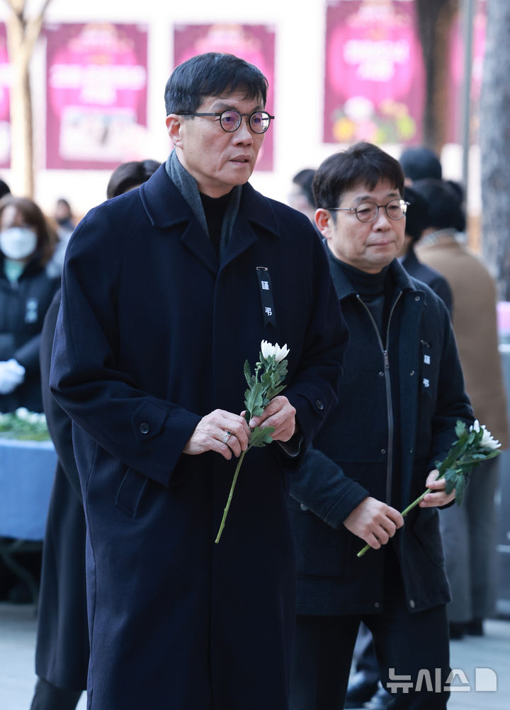 [서울=뉴시스] 조수정 기자 = 이창용 한국은행 총재가 31일 서울시청 본관 앞에 마련된 무안국제공항 제주항공 여객기 참사 희생자 합동분향소를 찾아 헌화를 위해 이동하고 있다. (대통령실통신사진기자단) 2024.12.31. chocrystal@newsis.com