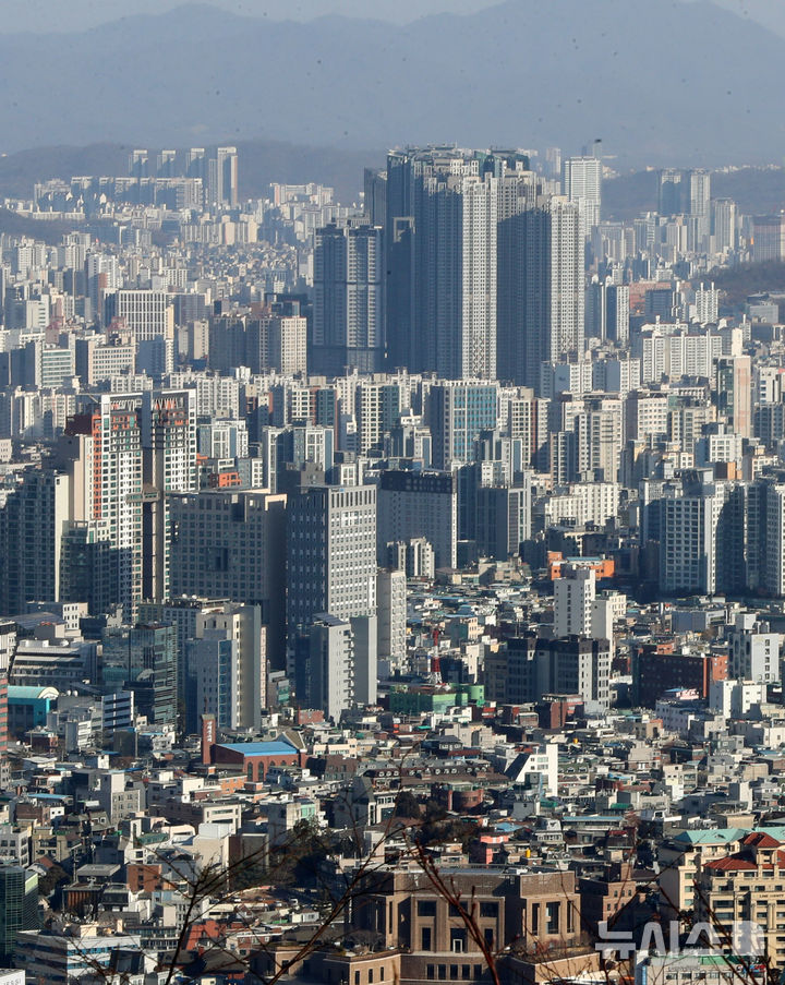 [서울=뉴시스] 김혜진 기자 = 서울 중구 남산에서 바라본 서울시내 아파트. 2025.01.10. jini@newsis.com