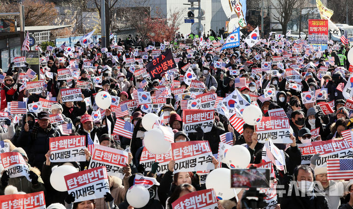 [서울=뉴시스] 김금보 기자 = 고위공직자범죄수사처가 법원으로부터 윤석열 대통령에 대한 체포영장을 발부받은 31일 서울 용산구 대통령 관저 인근에 모인 윤석열 대통령 지지자들이 영장 집행을 반대하는 구호를 외치고 있다. 2024.12.31. kgb@newsis.com