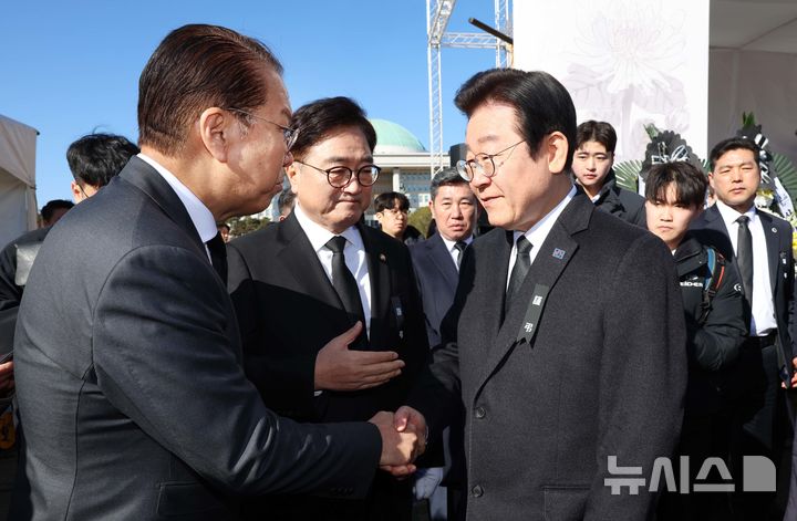 [서울=뉴시스] 조성봉 기자 = 권영세(왼쪽) 국민의힘 비상대책위원장과 이재명 더불어민주당 대표가 31일 서울 여의도 국회에 마련된 ‘12·29 여객기사고 국회분향소’를 찾아 조문에 앞서 인사하고 있다. 가운데는 우원식 국회의장.(공동취재) 2024.12.31. photo@newsisc.om