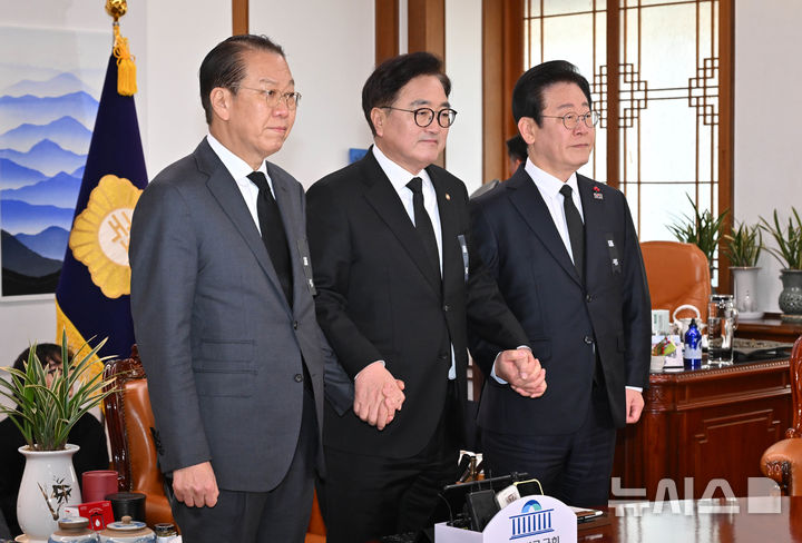 [서울=뉴시스] 국회사진기자단 = 우원식 국회의장과 여야 대표가 지난해 12월31일 오후 서울 여의도 국회 의장실에서 회동 전 기념촬영을 하고 있다. 왼쪽부터 권영세 국민의힘 비상대책위원장, 우 의장, 이재명 더불어민주당 대표. 2024.12.31. photo@newsis.com