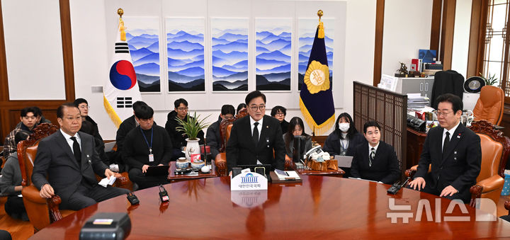 우원식 국회의장과 여야 대표가 31일 오후 서울 여의도 국회 의장실에서 회동을 하고 있다. 왼쪽부터 권영세 국민의힘 비상대책위원장, 우 의장, 이재명 더불어민주당 대표.