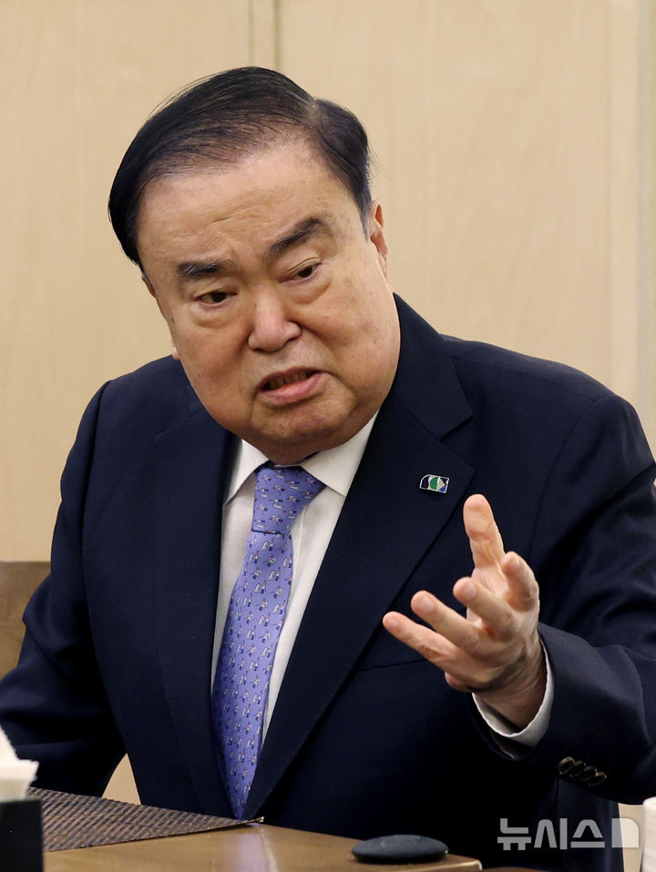 [서울=뉴시스] 김진아 기자 = 문희상 전 국회의장이 31일 서울 여의도 한 식당에서 비상시국 해법과 개헌 등을 논의하기 위해 열린 전 국회의장·전 국무총리·전 당 대표 초청 간담회에서 발언하고 있다. 2024.12.31. bluesoda@newsis.com