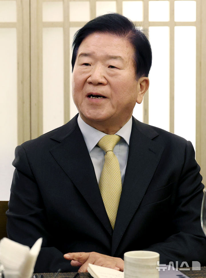 [서울=뉴시스] 김진아 기자 = 박병석 전 국회의장이 31일 서울 여의도 한 식당에서 비상시국 해법과 개헌 등을 논의하기 위해 열린 전 국회의장·전 국무총리·전 당 대표 초청 간담회에서 발언하고 있다. 2024.12.31. bluesoda@newsis.com