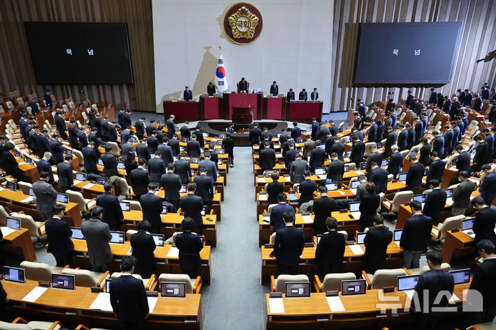 [서울=뉴시스] 권창회 기자 = 우원식 국회의장을 비롯한 의원들이 31일 오후 서울 여의도 국회에서 열린 제420회국회(임시회) 제3차 본회의에서 무안 제주항공 참사에 대한 묵념을 하고 있다. 2024.12.31. kch0523@newsis.com