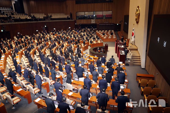 [서울=뉴시스] 조성봉 기자 = 우원식 국회의장을 비롯한 여야 의원들이 31일 오후 서울 여의도 국회에서 열린 제420회국회(임시회) 제3차 본회의 시작 전 제주항공 여객기 참사 희생자를 추모하는 묵념을 하고 있다. 2024.12.31. suncho21@newsis.com