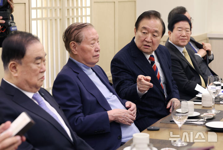 [서울=뉴시스] 김진아 기자 = 정대철 대한민국헌정회장이 31일 서울 여의도 한 식당에서 비상시국 해법과 개헌 등을 논의하기 위해 열린 전 국회의장·전 국무총리·전 당 대표 초청 간담회에서 발언하고 있다. 2024.12.31. bluesoda@newsis.com