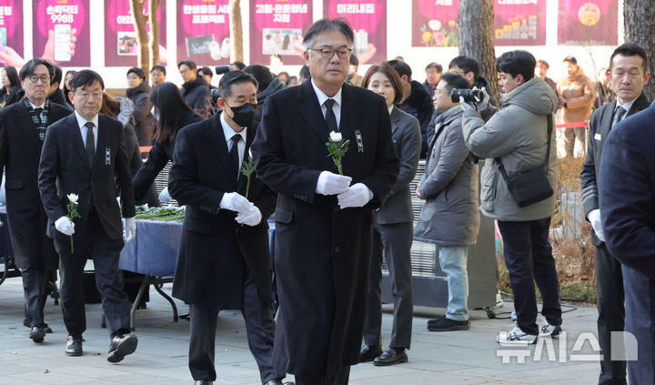 [서울=뉴시스] 고범준 기자 = 정진석 대통령 비서실장을 비롯한 대통령실 관계자들이 31일 오전 서울시청 본관 앞에 마련된 제주항공 여객기 희생자 합동분향소를 찾아 헌화하고 있다. (공동취재) 2024.12.31. photo@newsis.com