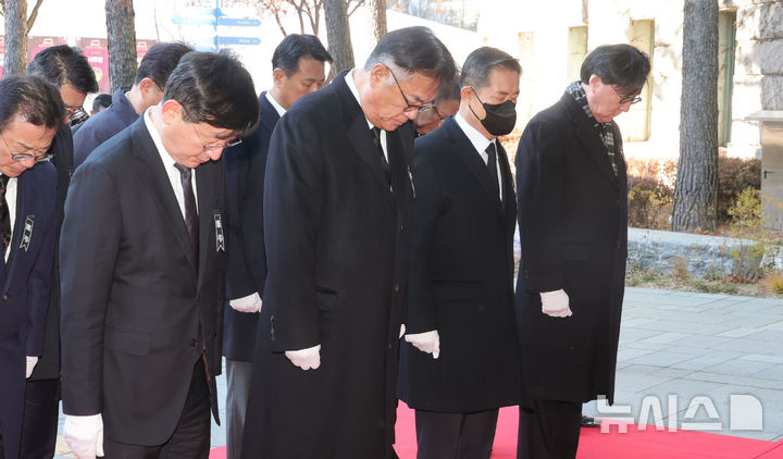 [서울=뉴시스] 고범준 기자 = 정진석 대통령 비서실장을 비롯한 대통령실 관계자들이 31일 오전 서울시청 본관 앞에 마련된 제주항공 여객기 희생자 합동분향소를 찾아 헌화한 뒤 묵념하고 있다. (공동취재) 2024.12.31. photo@newsis.com