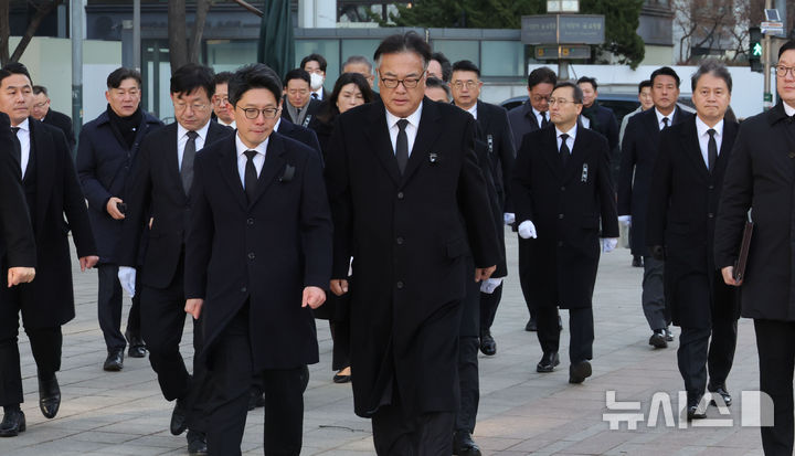 [서울=뉴시스] 고범준 기자 = 정진석 대통령 비서실장을 비롯한 대통령실 관계자들이 31일 오전 서울시청 본관 앞에 마련된 제주항공 여객기 희생자 합동분향소를 찾고 있다. (공동취재) 2024.12.31. photo@newsis.com