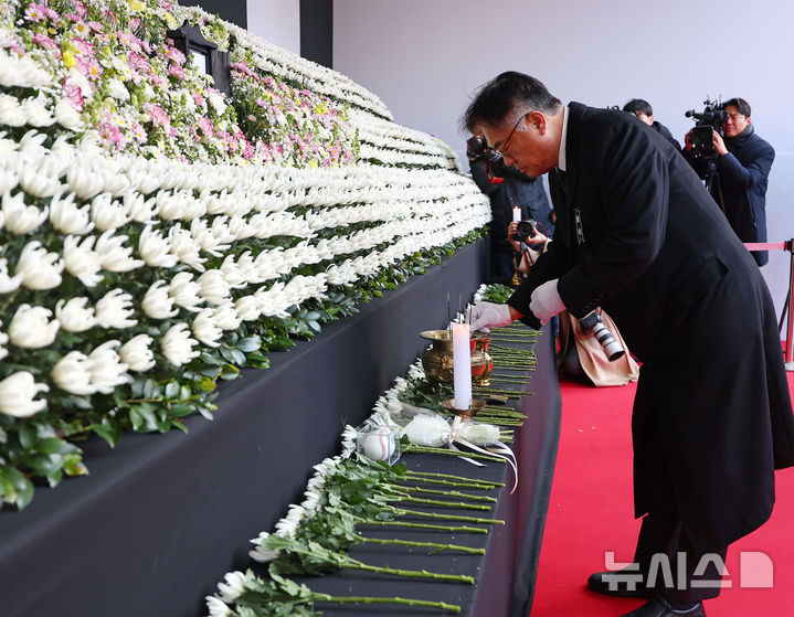 [서울=뉴시스] 고범준 기자 = 정진석 대통령비서실장이 31일 오전 서울시청 본관 앞에 마련된 제주항공 여객기 희생자 합동분향소를 찾아 분향하고 있다. (공동취재) 2024.12.31. photo@newsis.com