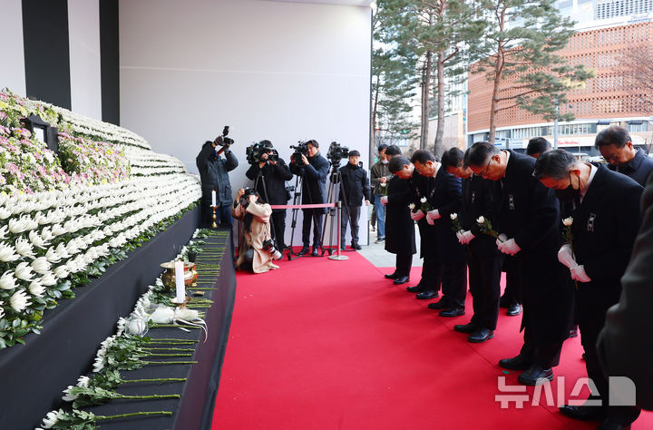 [서울=뉴시스] 고범준 기자 = 정진석 대통령비서실장과 대통령실 관계자들이 31일 오전 서울시청 본관 앞에 마련된 제주항공 여객기 희생자 합동분향소를 찾아 헌화 후 묵념하고 있다. (공동취재) 2024.12.31. photo@newsis.com