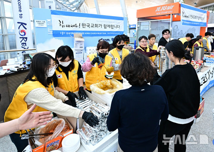 [무안=뉴시스] 김선웅 기자 = 제주항공 여객기 사고 발생 사흘째인 31일 전남 무안군 무안국제공항에서 자원봉사단체 및 비영리단체들이 먹거리 등 구호물품을 나눔하고 있다. (공동취재) 2024.12.31. photo@newsis.com