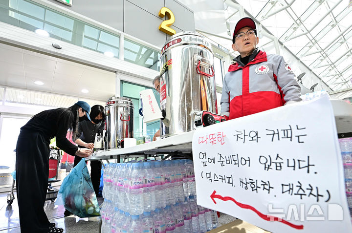 [무안=뉴시스] 김선웅 기자 = 제주항공 여객기 사고 발생 사흘째인 31일 전남 무안군 무안국제공항에서 자원봉사단체 및 비영리단체들이 먹거리 등 구호물품을 나눔하고 있다. (공동취재) 2024.12.31. photo@newsis.com