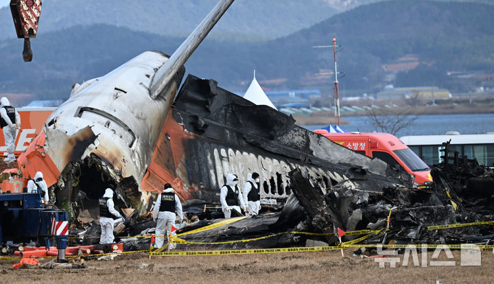 [무안=뉴시스] 류형근 기자 = 31일 오후 전남 무안군 무안국제공항 제주항공 여객기 참사 현장에서 경찰 등이 사고 조사를 하고 있다. 2024.12.31. hgryu77@newsis.com