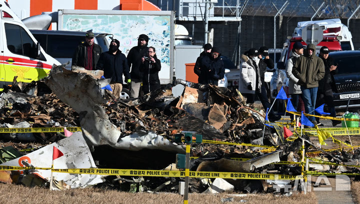 [무안=뉴시스] 류형근 기자 = 31일 오후 전남 무안군 무안국제공항 제주항공 여객기 참사 현장에서 항공철도사고조사위원회와 미국합동조사단이 사고 조사를 하고 있다. 2024.12.31. hgryu77@newsis.com