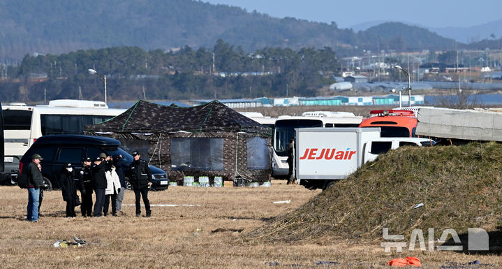 [무안=뉴시스] 류형근 기자 = 지난해 12월31일 오후 전남 무안군 무안국제공항 제주항공 여객기 참사 현장에서 정부합동조사단이 로컬라이저(착륙유도시설) 둔덕을 살펴보고 있다. 2025.01.01. hgryu77@newsis.com