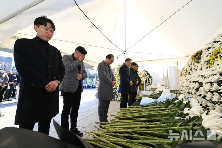 [광주=뉴시스] 이영주 기자 =  2024년 한 해 마지막 날이자 제주항공 여객기 참사 사흘째 되는 날인 31일 오후 광주 동구 5·18민주광장에 마련된 합동분향소에서 시민들이 헌화·묵념하고 있다. 2024.12.31. leeyj2578@newsis.com