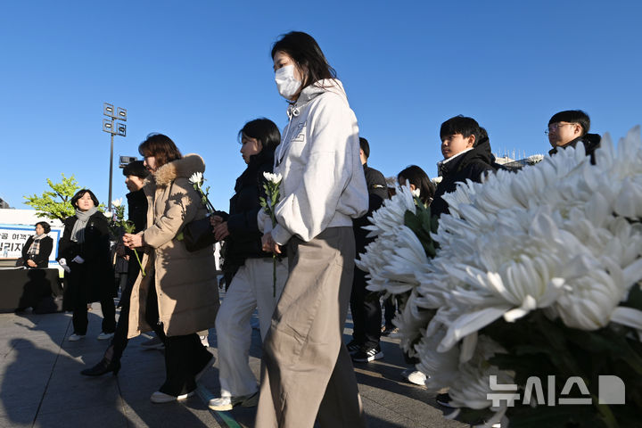 [광주=뉴시스] 이영주 기자 =  2024년 한 해 마지막 날이자 제주항공 여객기 참사 사흘째 되는 날인 31일 오후 광주 동구 5·18민주광장에 마련된 합동분향소에서 시민들이 헌화하기 위해 이동하고 있다. 2024.12.31. leeyj2578@newsis.com