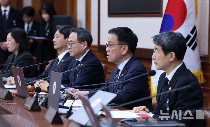 [서울=뉴시스] 조수정 기자 = 최상목 대통령 권한대행 부총리 겸 기획재정부 장관이 31일 서울 종로구 정부서울청사에서 열린 국무회의를 주재하며 정계선, 조한창 헌법재판관 임명 결정 관련 발언하고 있다. 2024.12.31. chocrystal@newsis.com