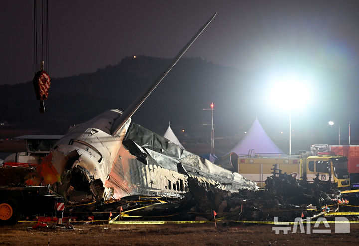 [무안=뉴시스] 류형근 기자 = 31일 오후 전남 무안군 무안국제공항 제주항공 여객기 참사 현장에 조명이 비추고 있다. 2024.12.31. hgryu77@newsis.com