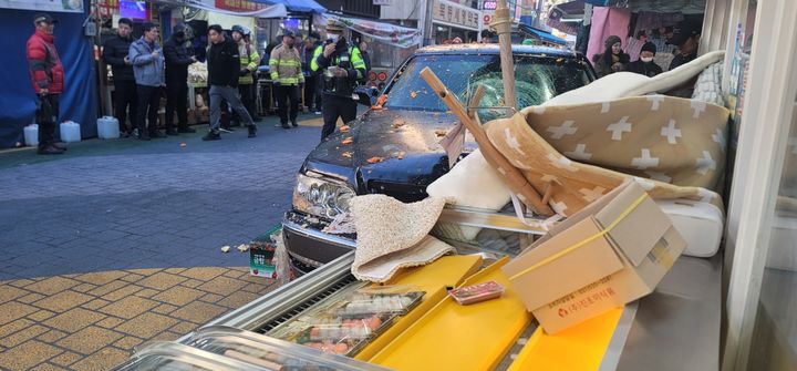 [서울=뉴시스] 31일 오후 서울 양천구 목동 깨비시장에서 70대 남성이 몰던 차량 돌진 사고가 발생해 13명이 크고 작은 부상을 입었다. (사진=인근 상인 제공) 2024.12.31. photo@newsis.com *재판매 및 DB 금지