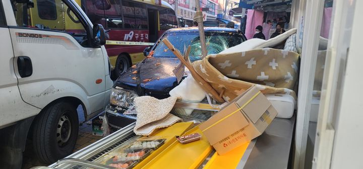 [서울=뉴시스] 31일 오후 서울 양천구 목동 깨비시장에서 70대 남성이 몰던 차량 돌진 사고가 발생해 13명이 크고 작은 부상을 입었다. (사진=인근 상인 제공) 2024.12.31. photo@newsis.com *재판매 및 DB 금지