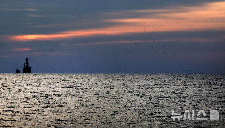 [포항=뉴시스] 이무열 기자 = 경북 포항 앞바다 심해에 매장된 약 140억 배럴 규모의 석유와 천연가스를 채취하기 위해 웨스트 카펠라호가 시추 작업을 하고 있다. 2025.01.01. lmy@newsis.com