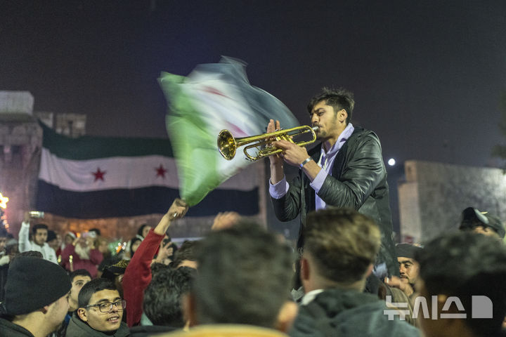 [다마스쿠스=AP/뉴시스] 지난해 12월 31일(현지시각) 시리아 다마스쿠스에서 시민들이 바샤르 아사드 정권 축출 후 처음 맞는 새해를 축하하고 있다. 2025.01.01