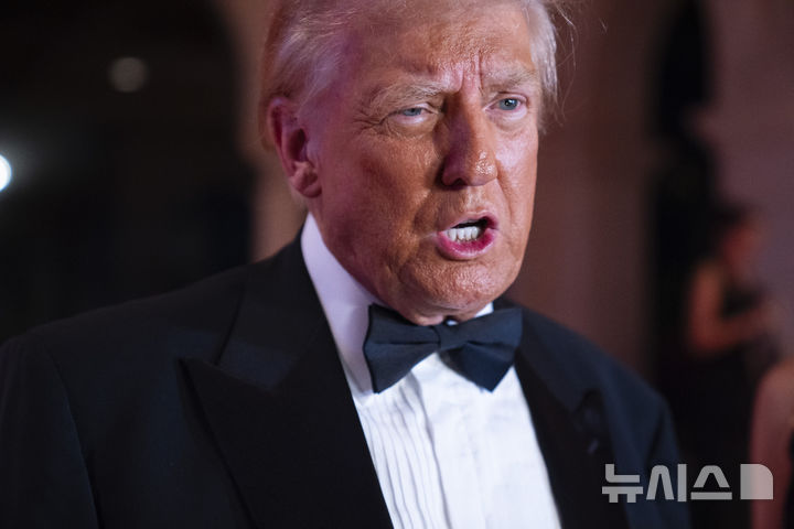 [팜비치=AP/뉴시스]도널드 트럼프 차기 미국 대통령 당선인이 지난 12월31일 플로리다 팜비치 마러라고 리조트 신년 전야 파티에 참석한 모습. 2025.01.02.