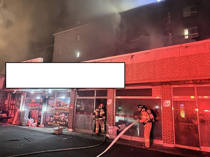 [아산=뉴시스] 새해 첫 날인 1일 오전 2시12분께 충남 아산시 온천동의 한 PC방에서 불이 나 현장에 출동한 소방대원들이 진화에 나서고 있다. (사진=아산소방서 제공) 2025.01.01. photo@newsis.com *재판매 및 DB 금지