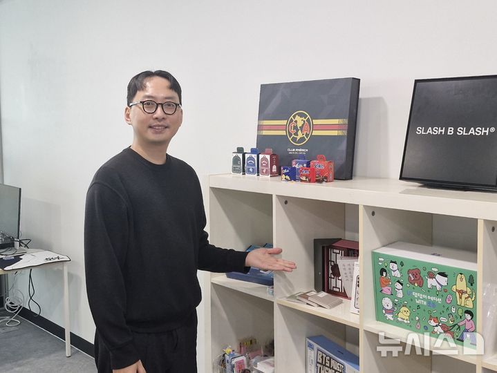 [부산=뉴시스] 백재현 기자 = 정용채 슬래시비슬래시 대표가 자사의 인기 상품들에 대해 설명하고 있다. 2025.01.01. itbrian@newsis.com