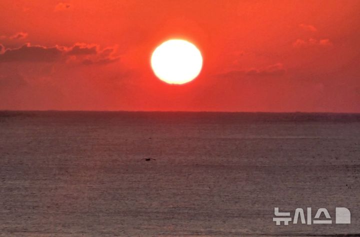 [양양=뉴시스] 이덕화 기자 = 새해 첫날인 1일 강원 양양군 손양면 쏠비치 해변으로 희망찬 을사년(乙巳年) 첫 일출이 힘차게 솟아 오르고 있다. 2025.01.01. wonder8768@newsis.com